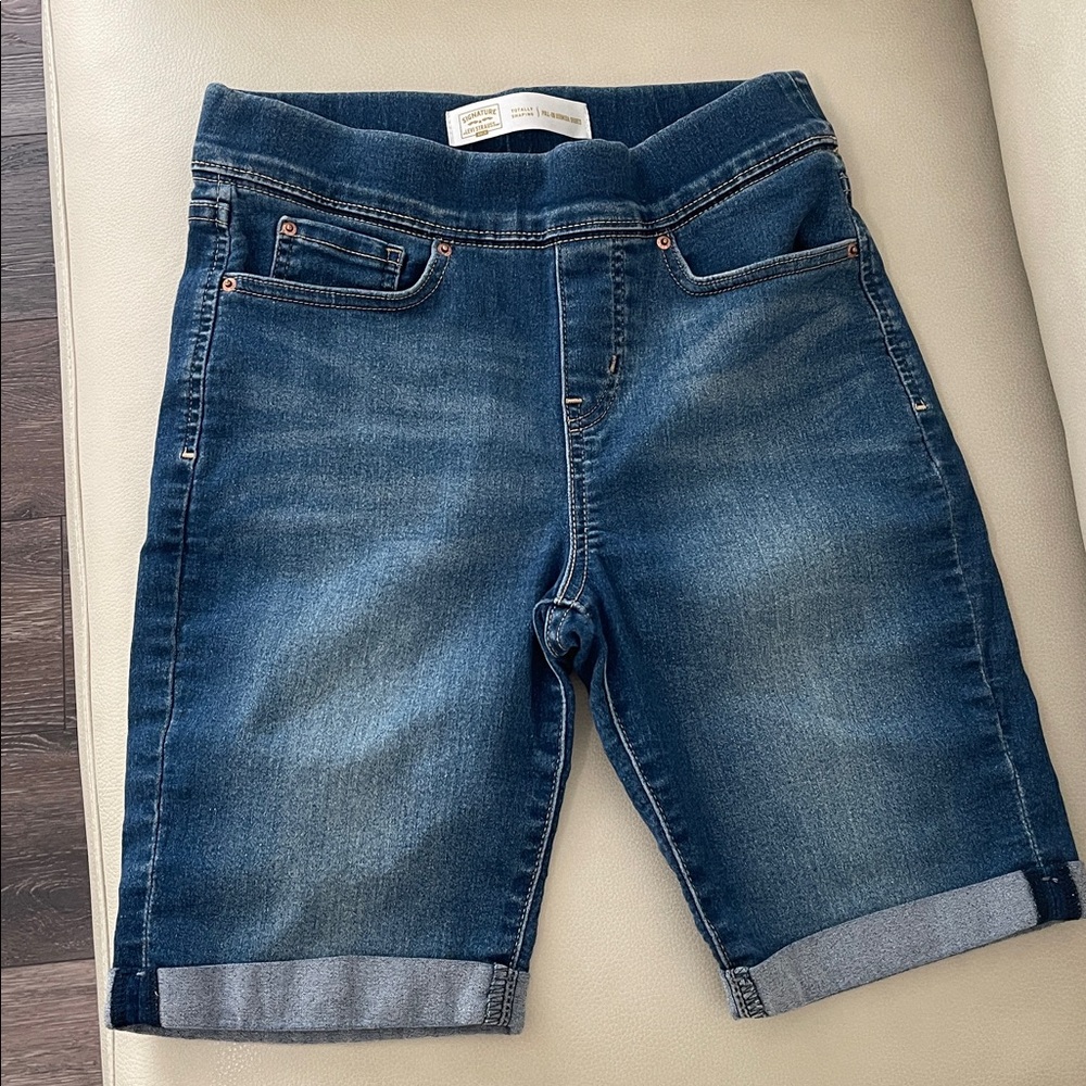 Levi Strauss Signature Gold Label Totally Shaping Jean Bermuda Shorts, Size 6